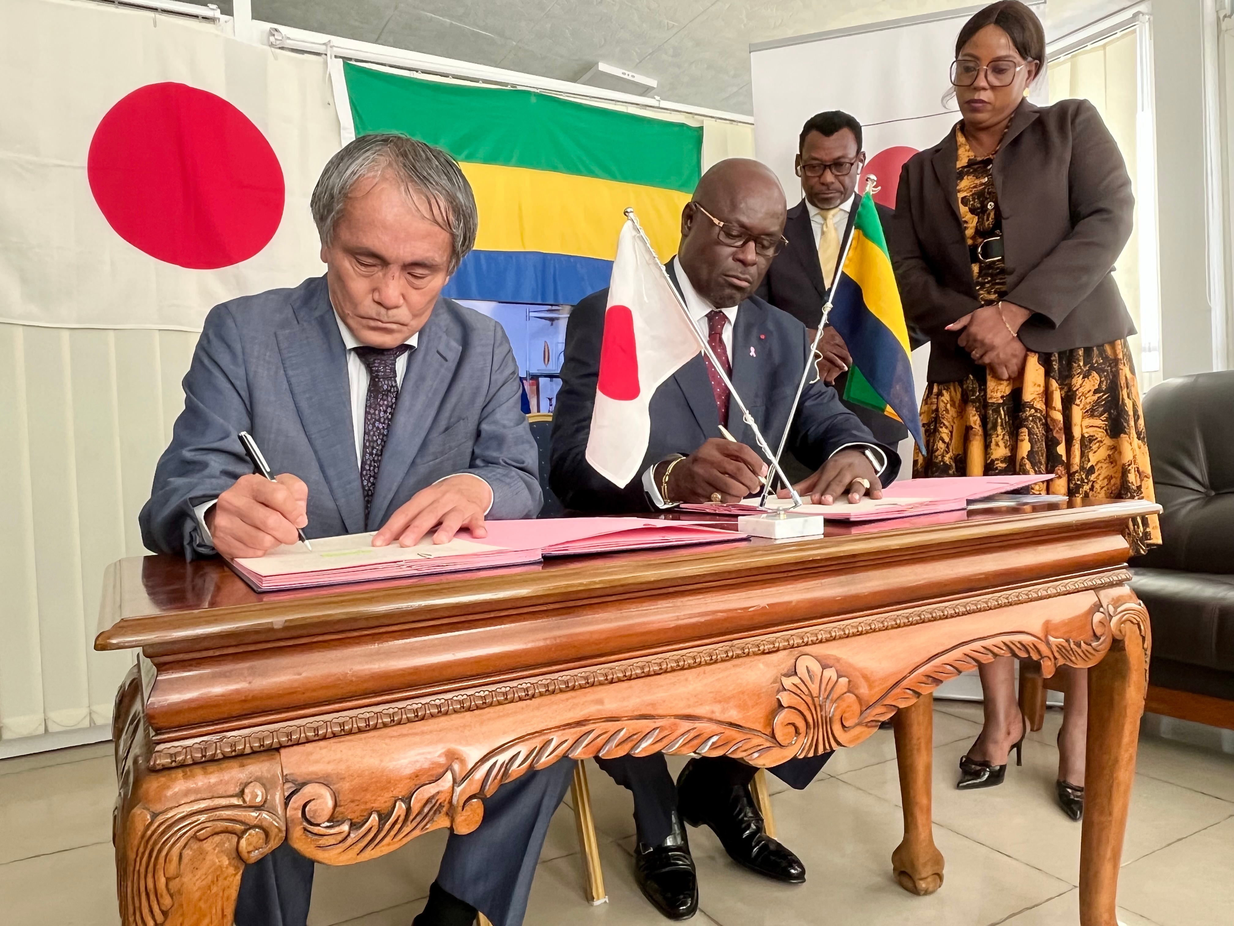 Cliquez pour agrandir 「経済社会開発計画」にかかる交換公文(E/N)署名式