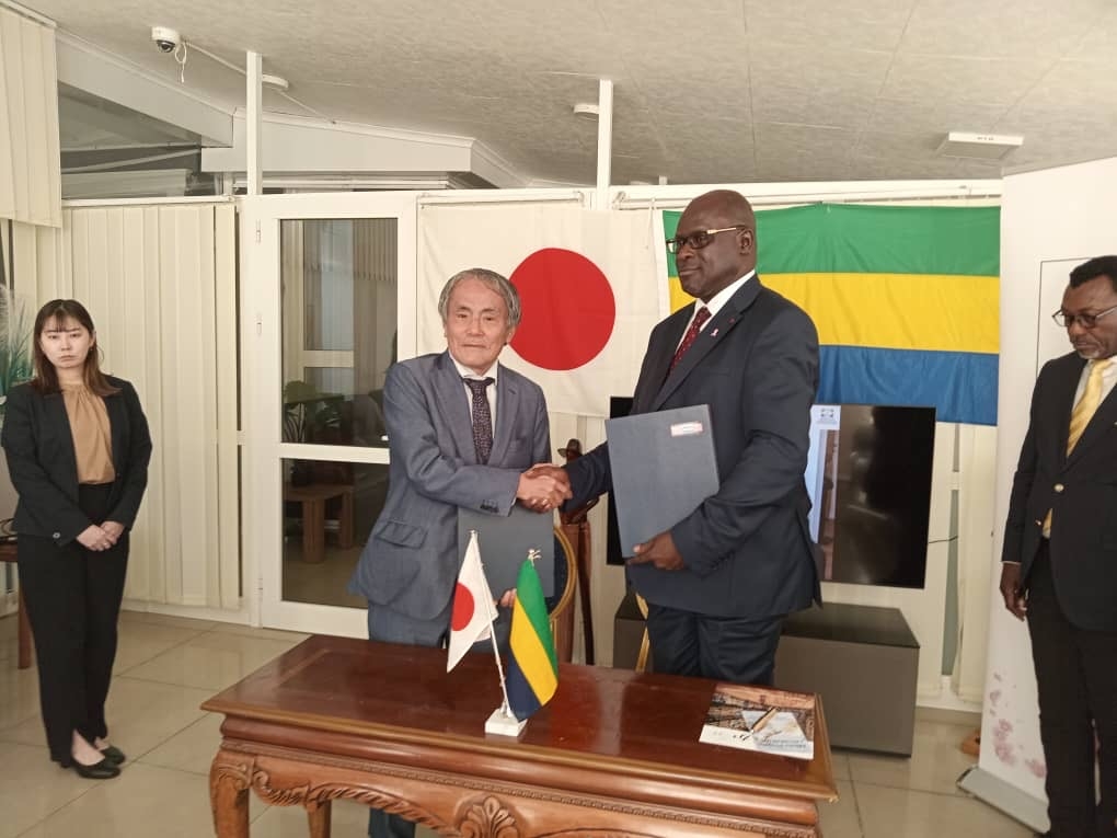 Cliquez pour agrandir 「経済社会開発計画」にかかる交換公文(E/N)署名式