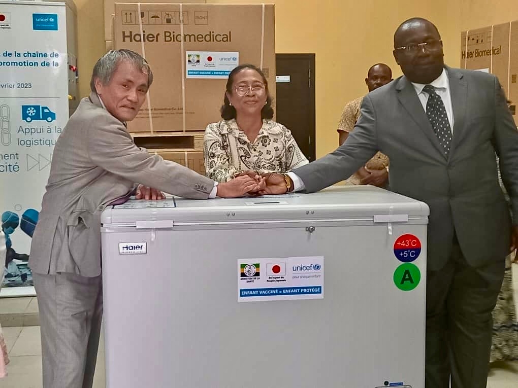 Cliquez pour agrandir 「ジフテリア緊急対応プロジェクト」(UNICEF連携)における太陽光ワクチン保管システムの引渡式