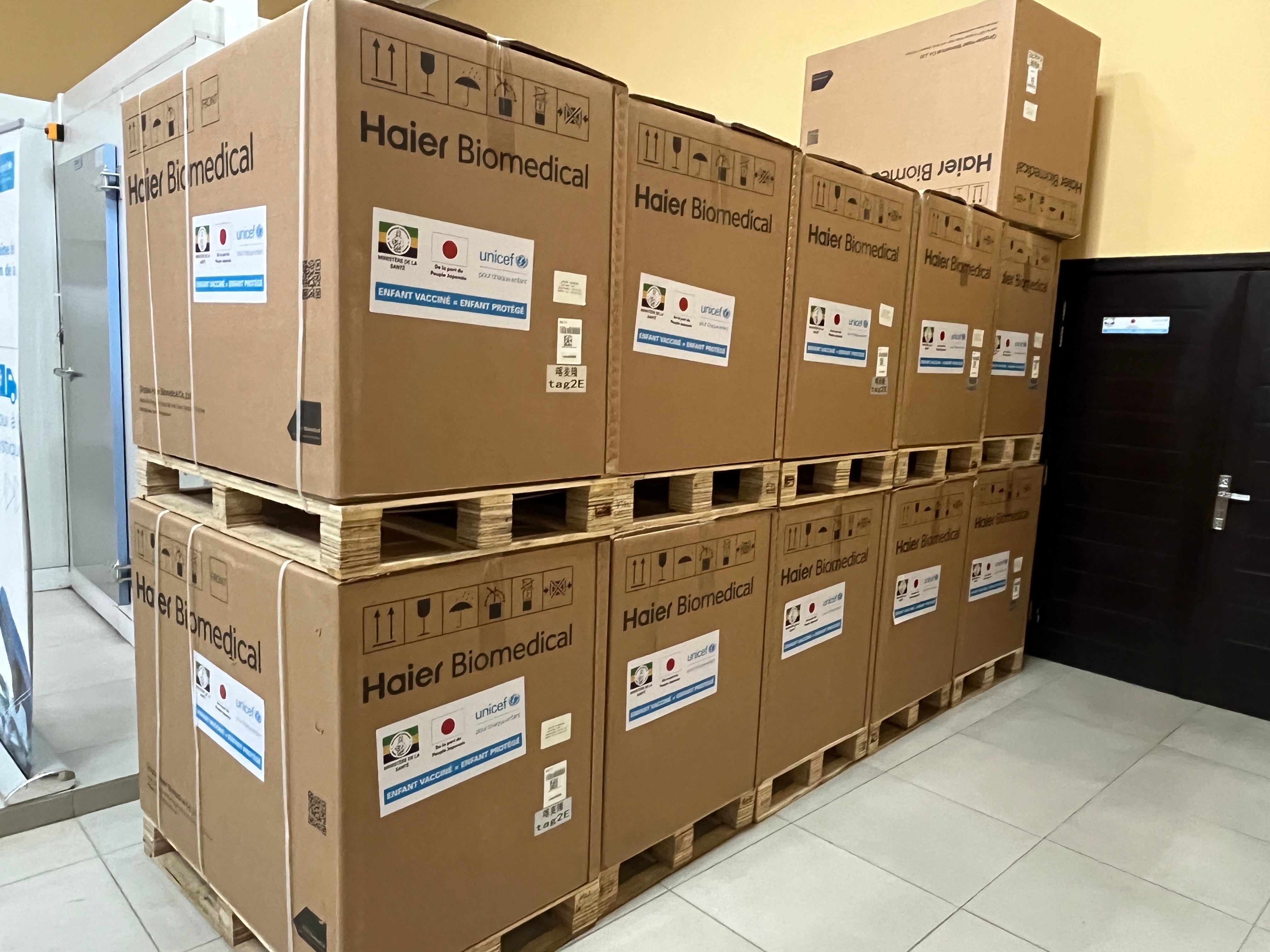 Cliquez pour agrandir 「ジフテリア緊急対応プロジェクト」(UNICEF連携)における太陽光ワクチン保管システムの引渡式