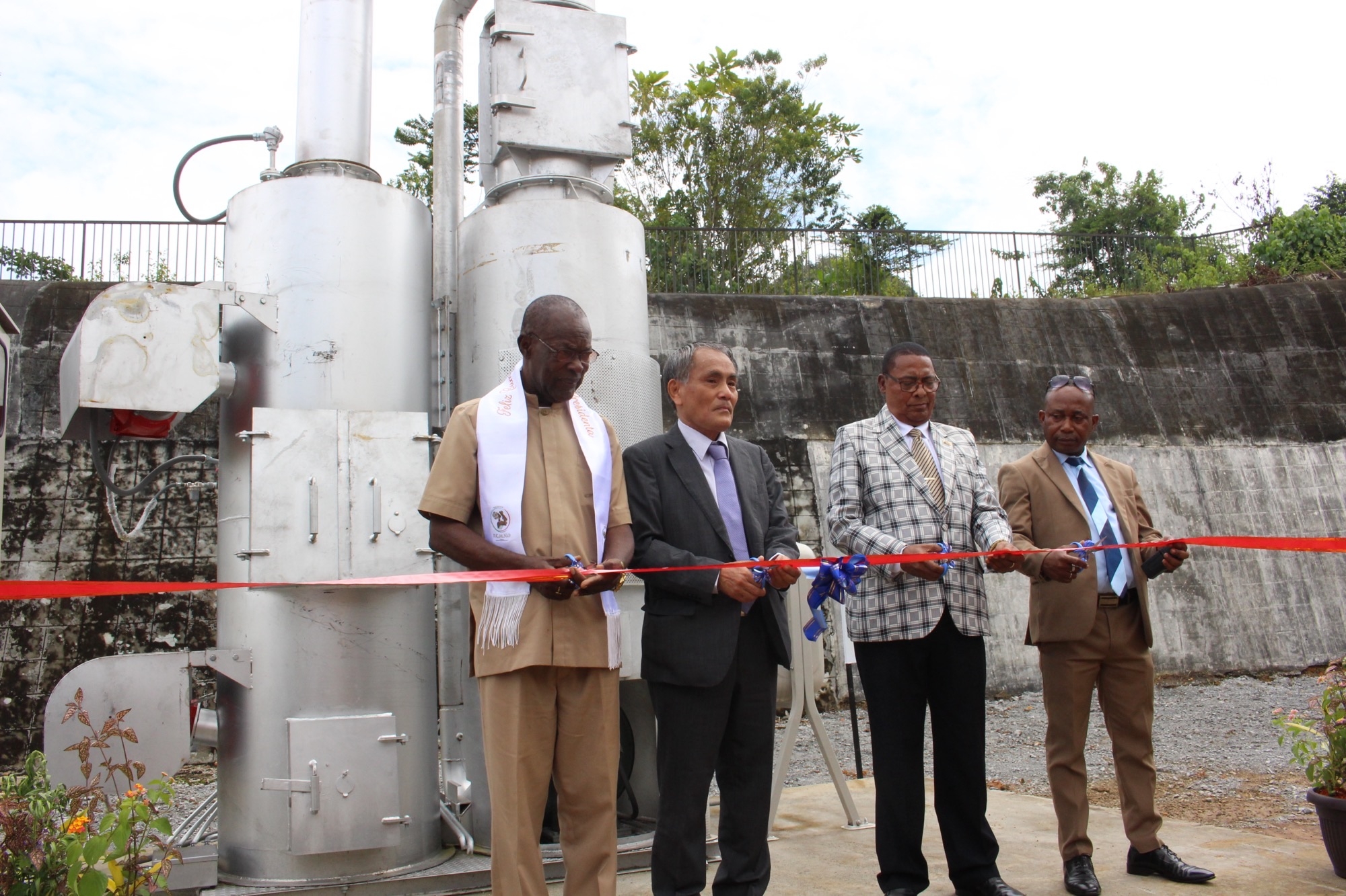 Cliquez pour agrandir ウェレ・ンザ県小型焼却炉整備計画」引渡式の実施