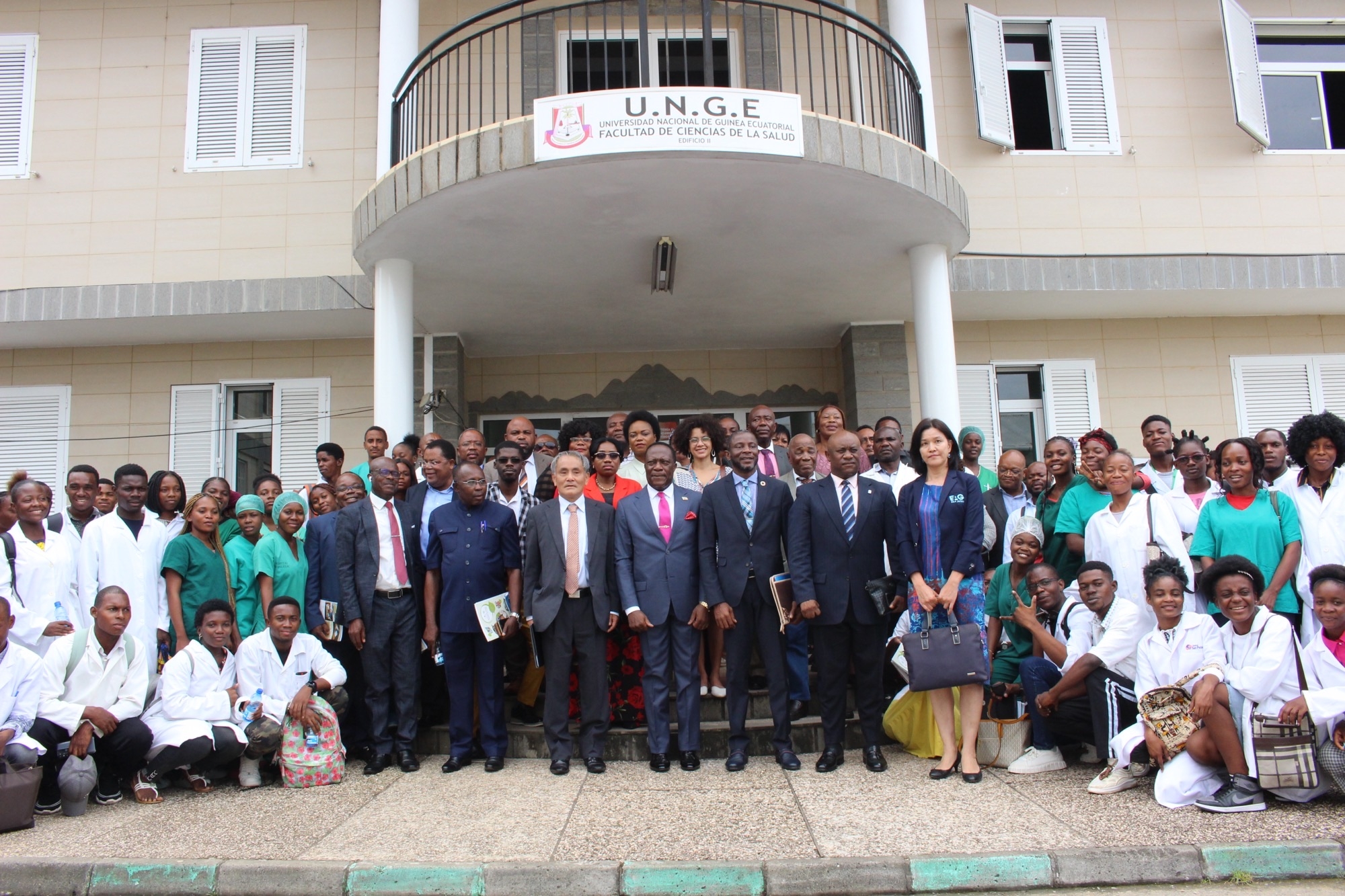 Cliquez pour agrandir 「国立赤道ギニア大学医学部及び看護学部への医療実習教材整備計画」引渡式の実施