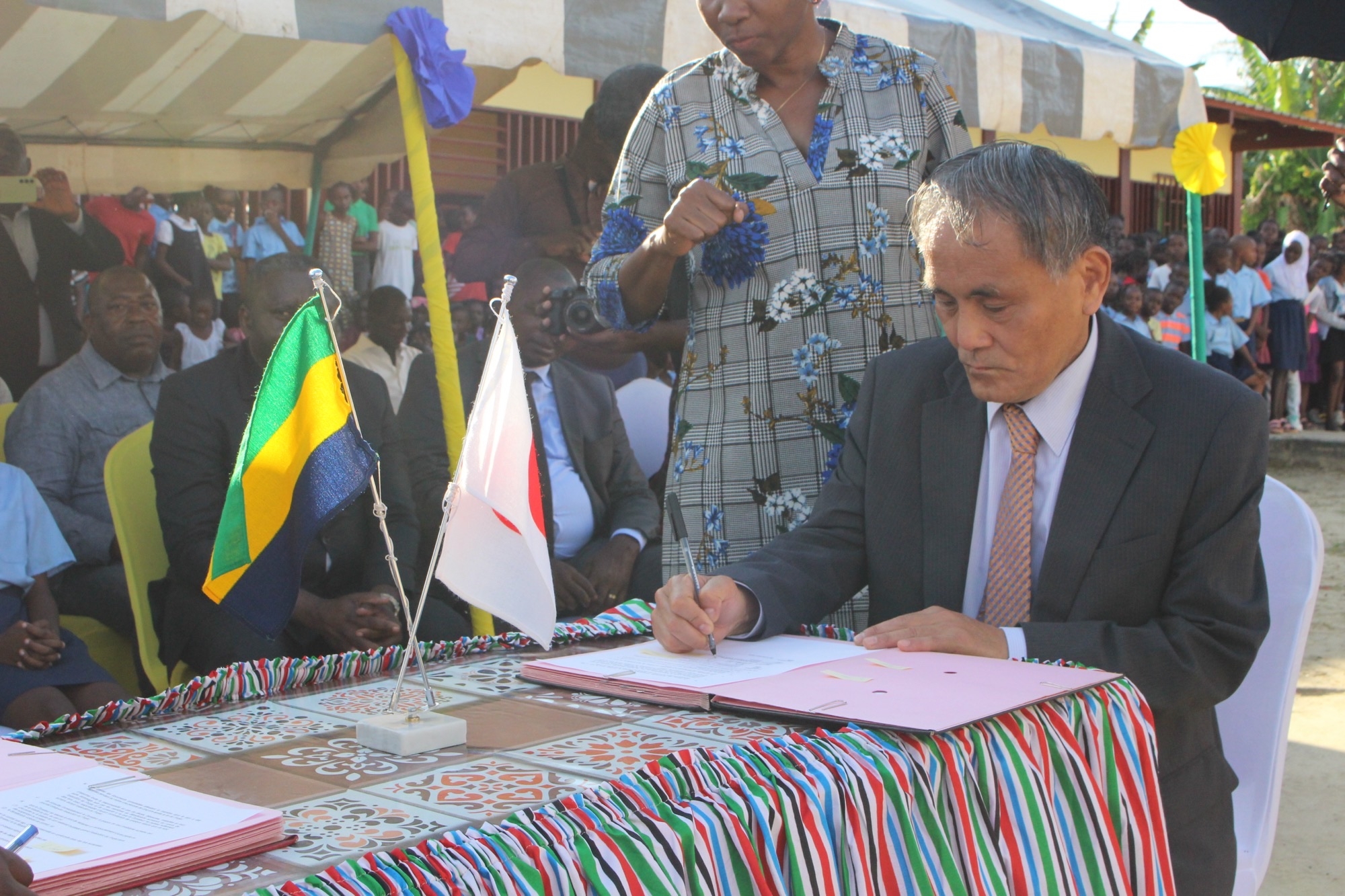 Cliquez pour agrandir 「アレナキリ公立小学校・幼稚園建設計画」署名式典の実施