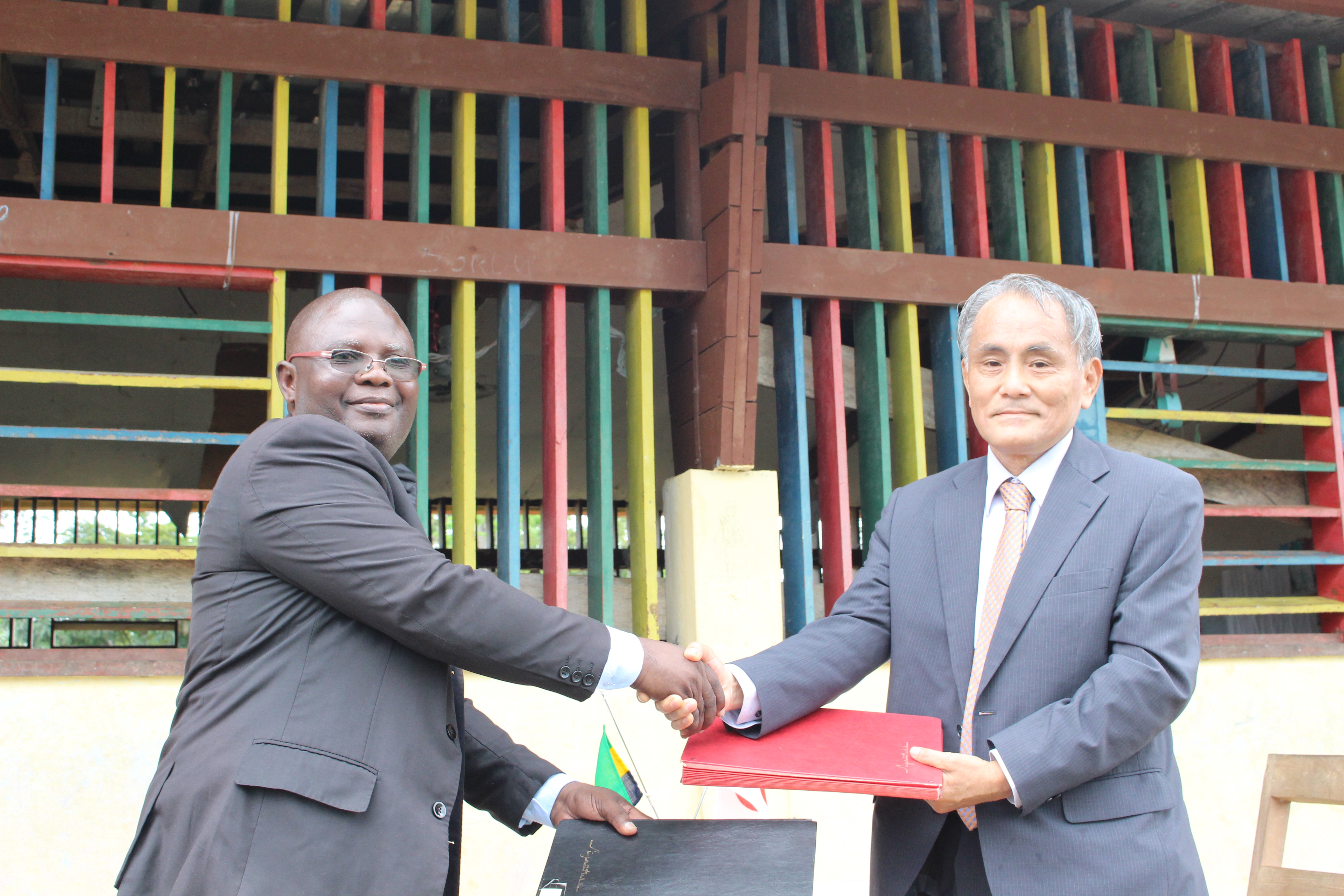 Cliquez pour agrandir 「カンゴ第2公立小学校改修計画」署名式典の実施