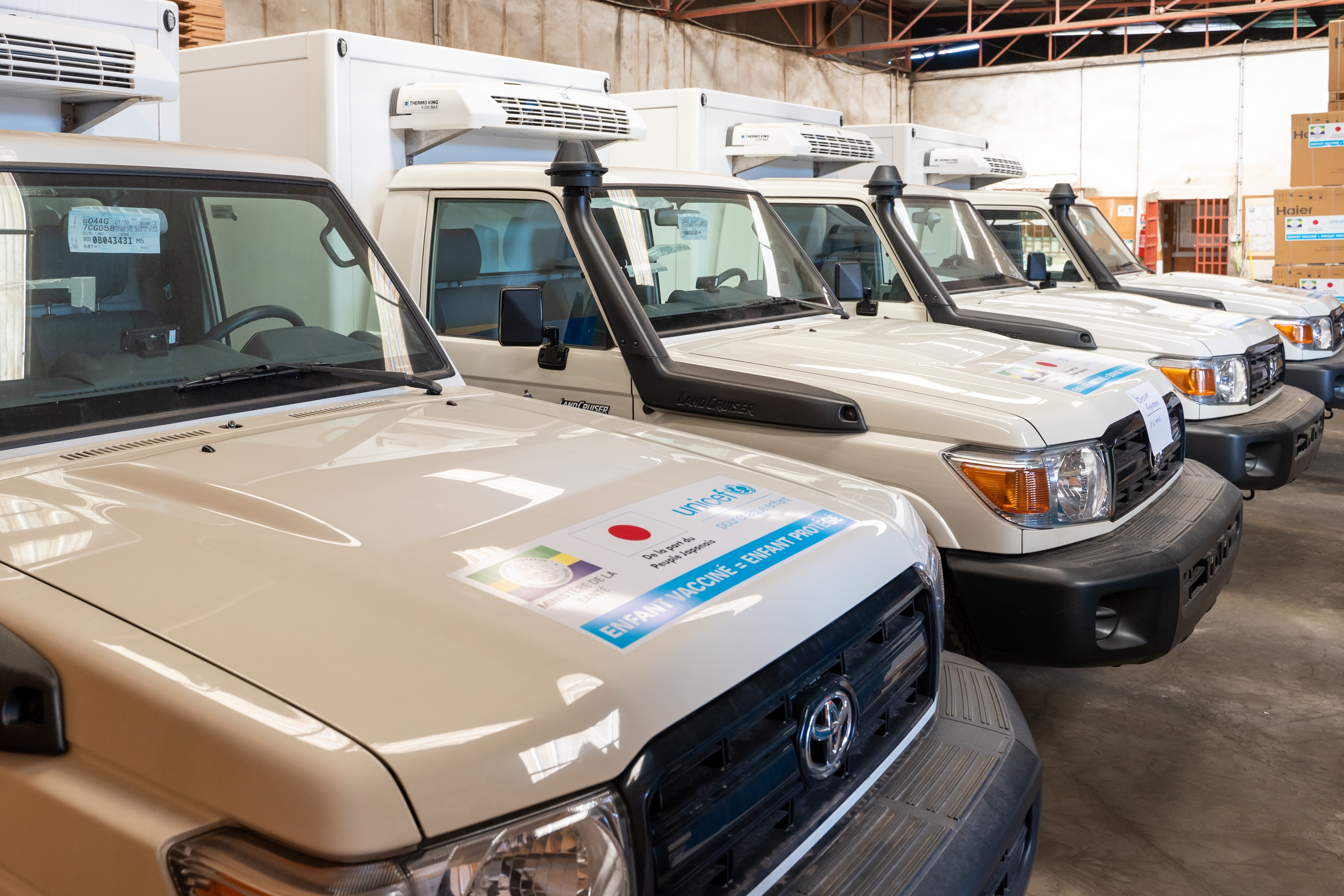 Cliquez pour agrandir 「新型コロナウイルス感染症の影響を受けるアフリカ諸国に対するコールド・チェーン整備のための緊急無償資金協力」プロジェクト、供与式の実施