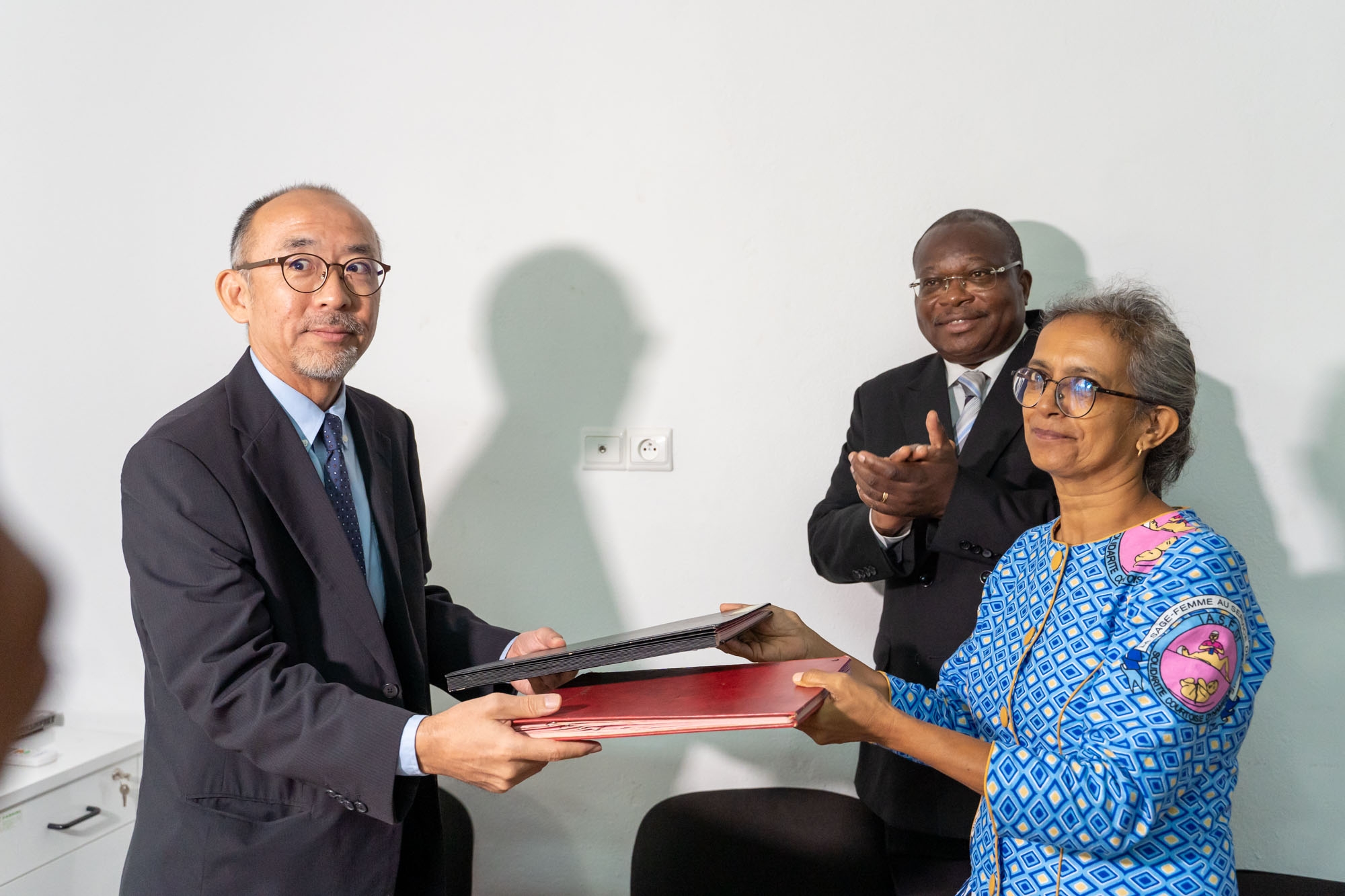 Cliquez pour agrandir 「リーブルビル都市圏の母子保健センターへの医療機材整備計画」署名式の実施