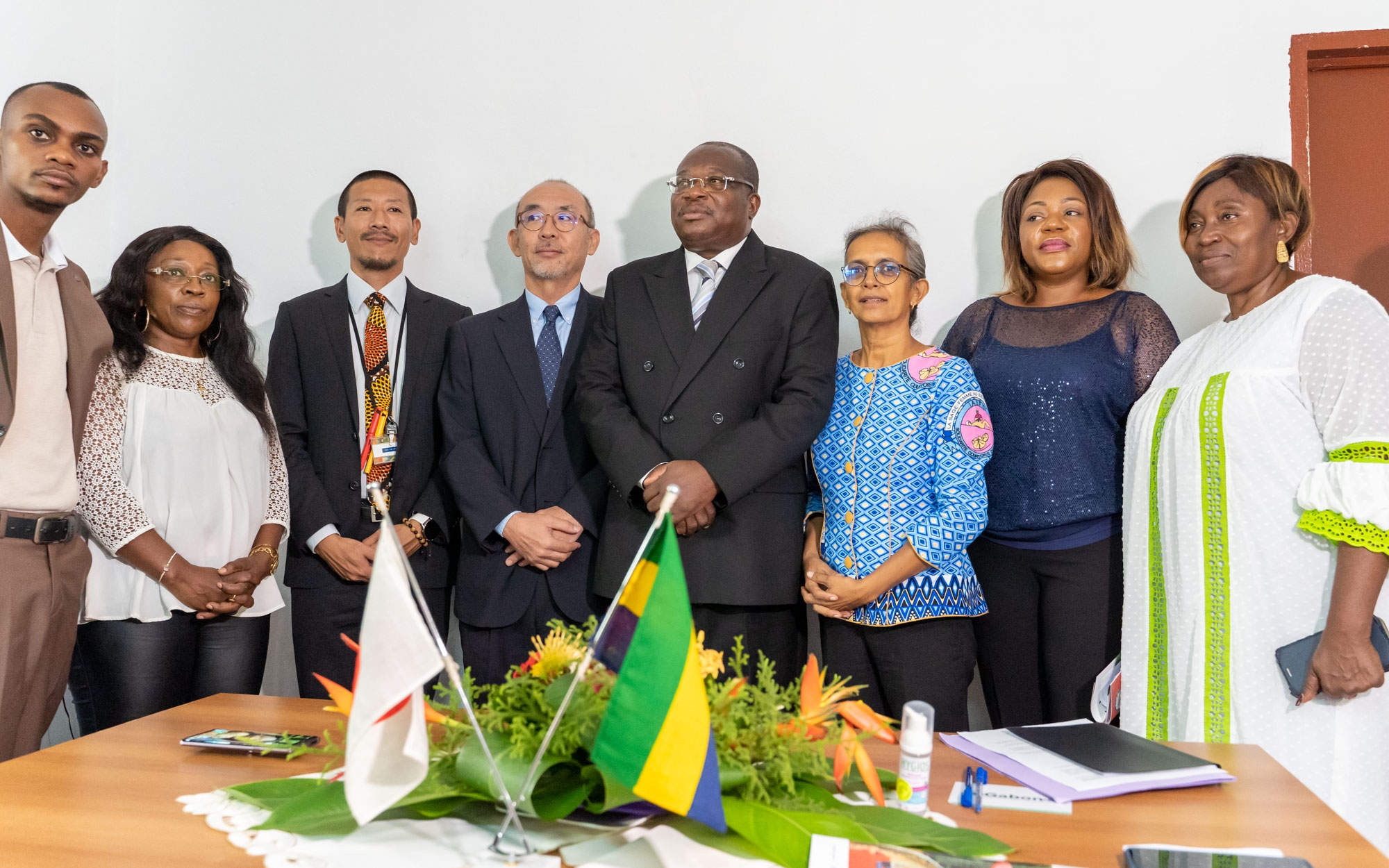 Cliquez pour agrandir 「リーブルビル都市圏の母子保健センターへの医療機材整備計画」署名式の実施