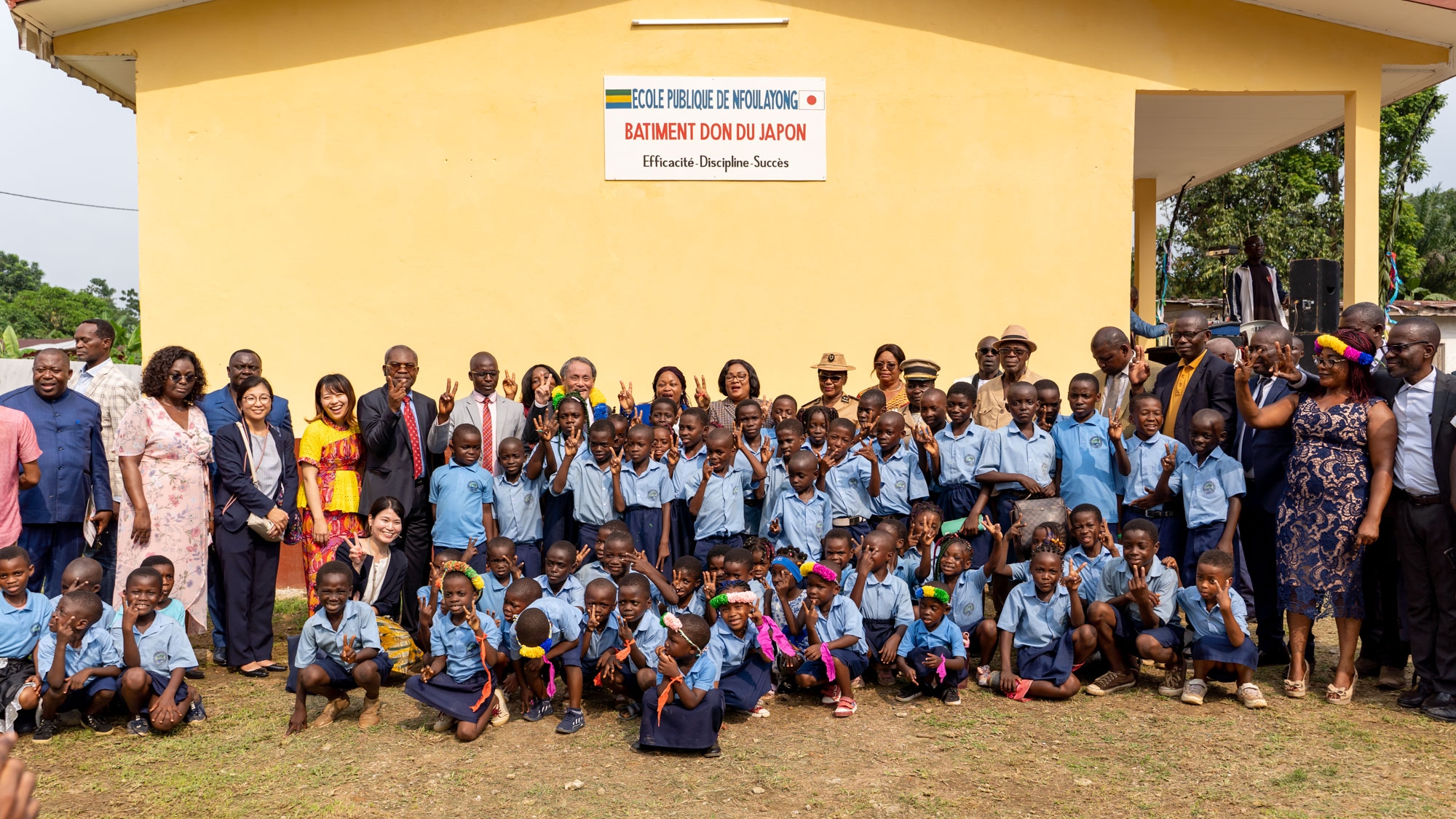 Cliquez pour agrandir 「ンフラヨング公立小学校・幼稚園建設計画」引渡式の実施