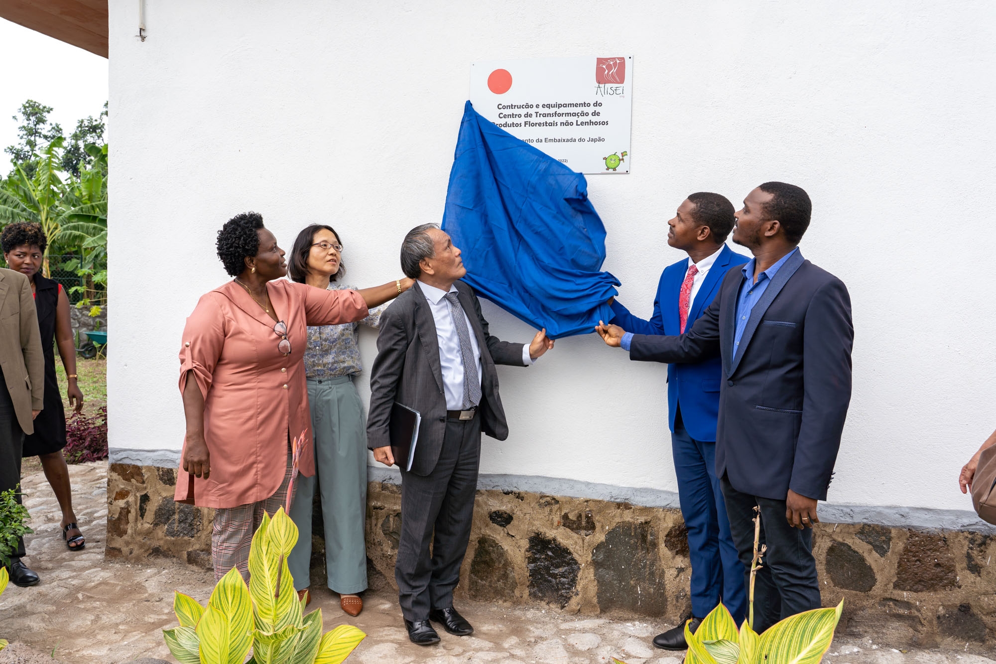 Cliquez pour agrandir 「レンバ県ネヴェス地区農畜産物加工施設建設計画」引渡式の実施