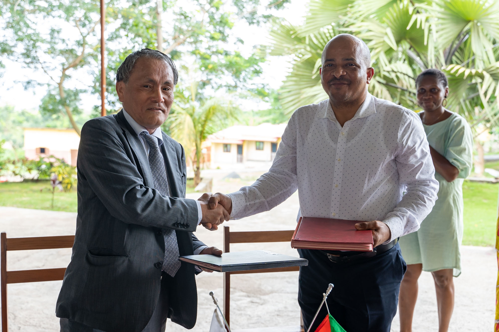 Cliquez pour agrandir 「サントメ島カカオ生産加工施設整備計画」署名の実施