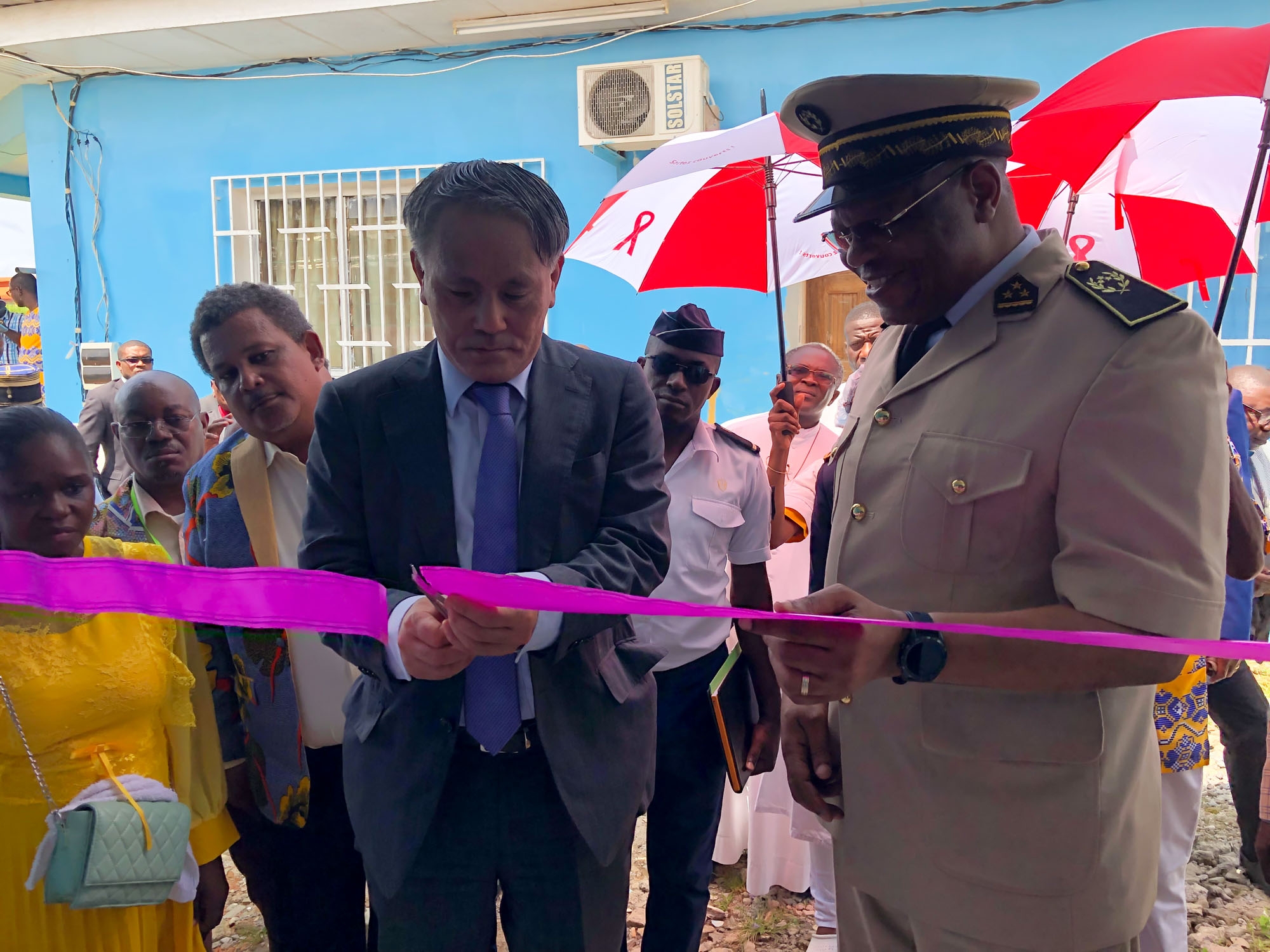 Cliquez pour agrandir 「クラムトゥHIV/エイズ通院治療センター施設建設計画」引渡式の実施