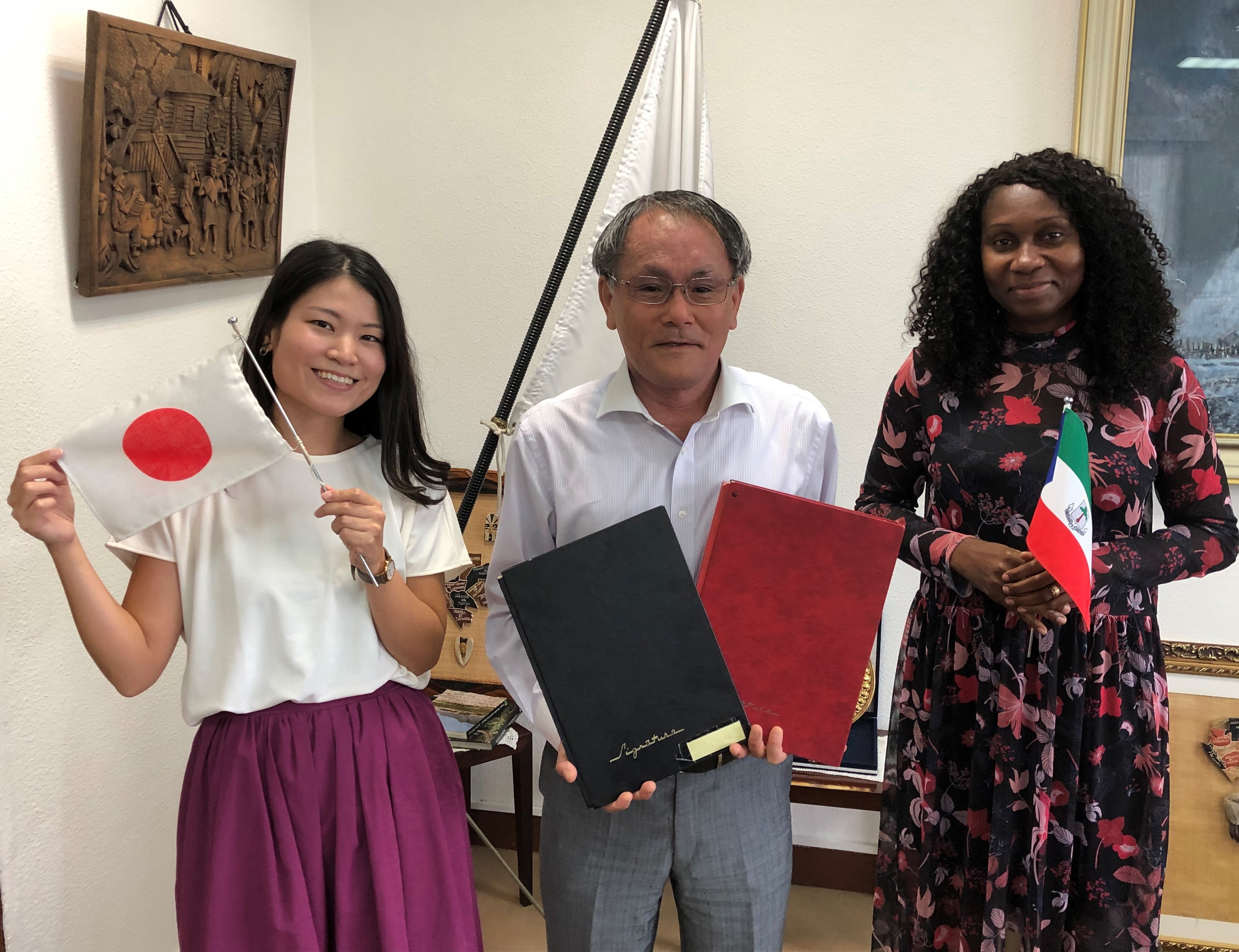 Cliquez pour agrandir 「国立赤道ギニア大学医学部および看護学部への医療実習教材整備計画」署名の実施