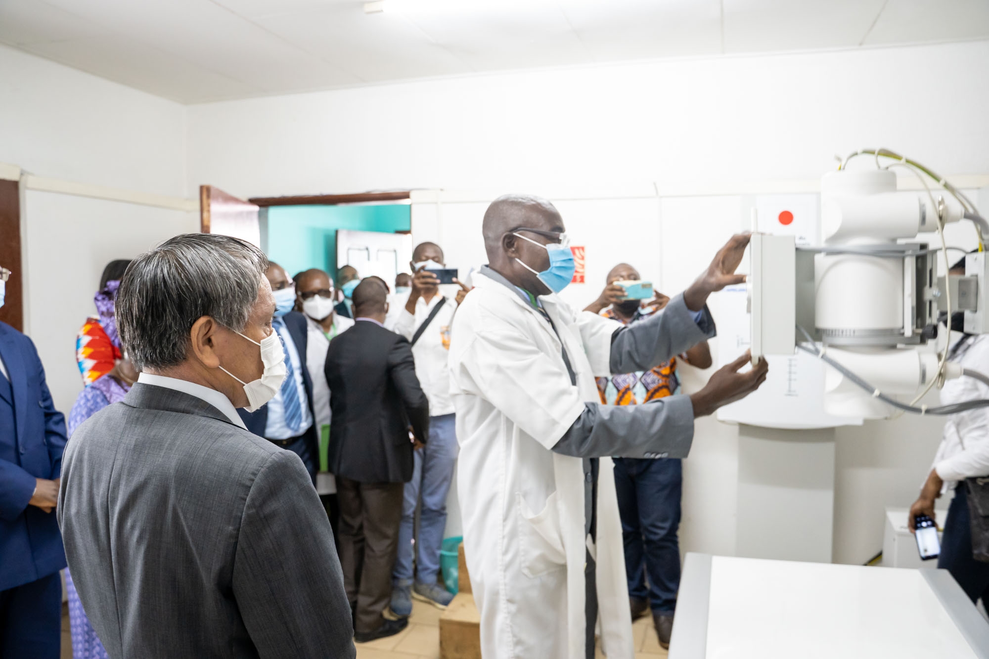 Cliquez pour agrandir 「ンケンボ専門病院機材整備計画」 引渡式の実施