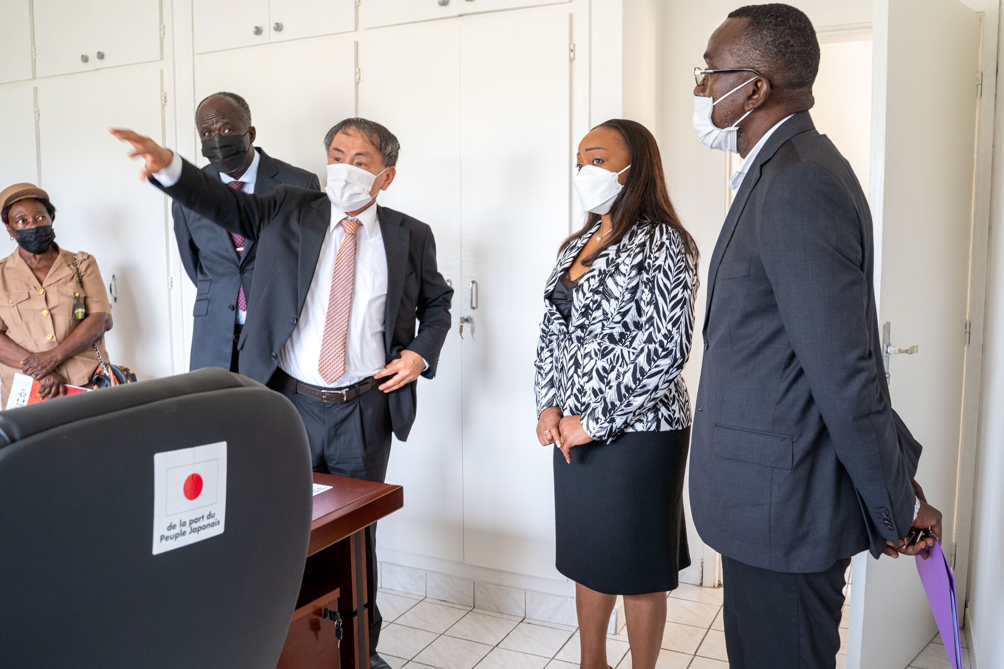 Cliquez pour agrandir 「バ・ドゥ・ゲゲ社会福祉センター施設改修計画」引渡式の実施