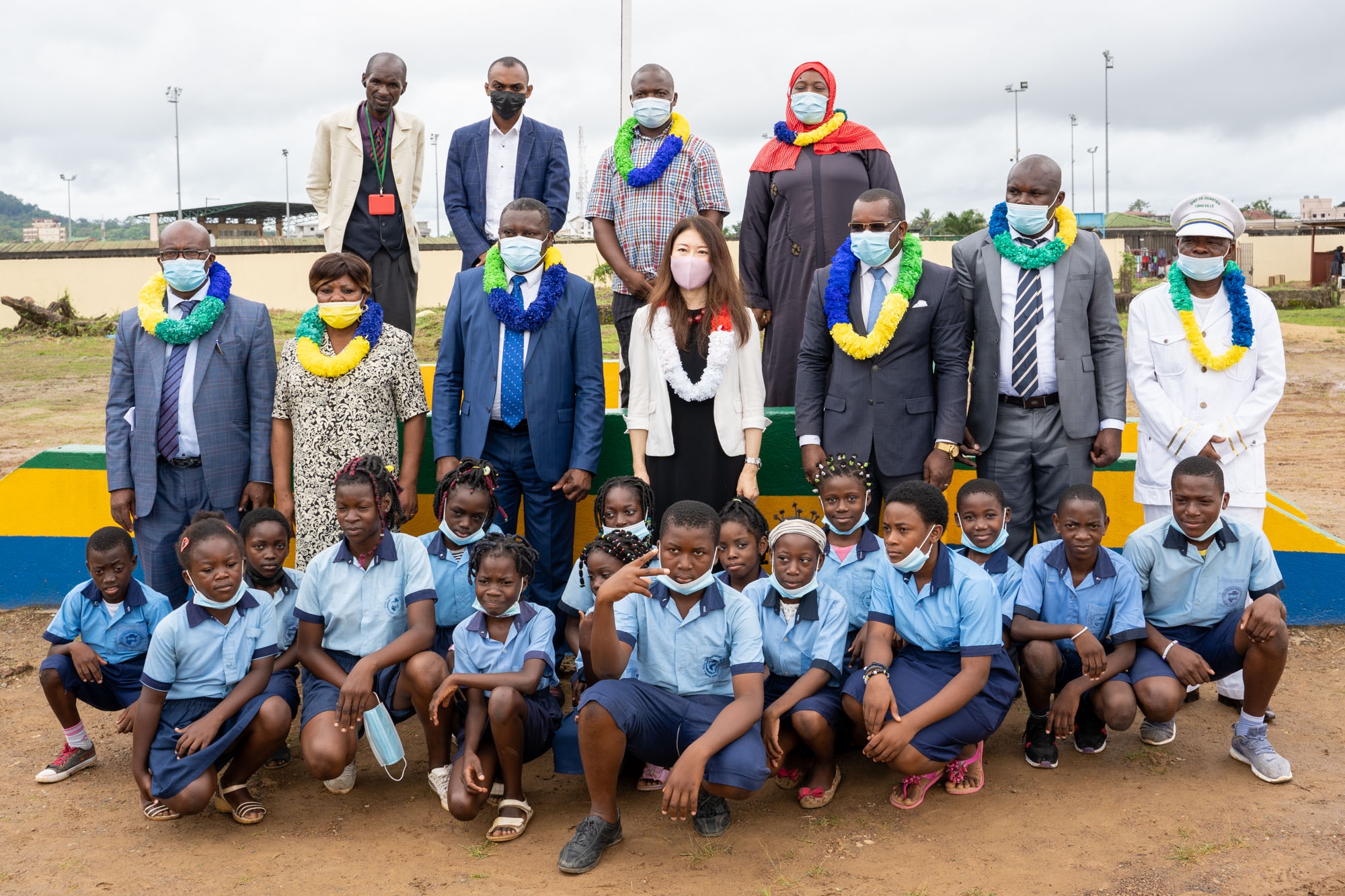 Cliquez pour agrandir Cérémonie de remise de don pour «Le Projet de Réhabilitation de l’Ecole Publique de Nzeng-Ayong 2 »