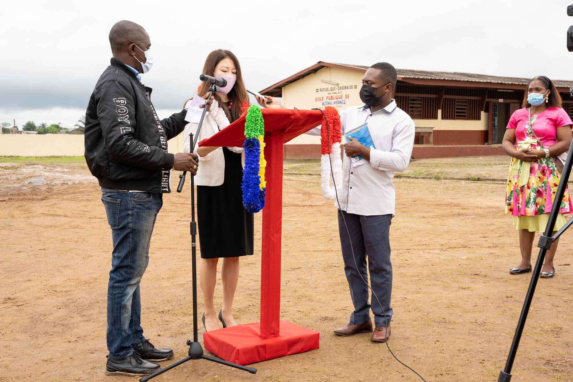 Cliquez pour agrandir Cérémonie de remise de don pour «Le Projet de Réhabilitation de l’Ecole Publique de Nzeng-Ayong 2 »