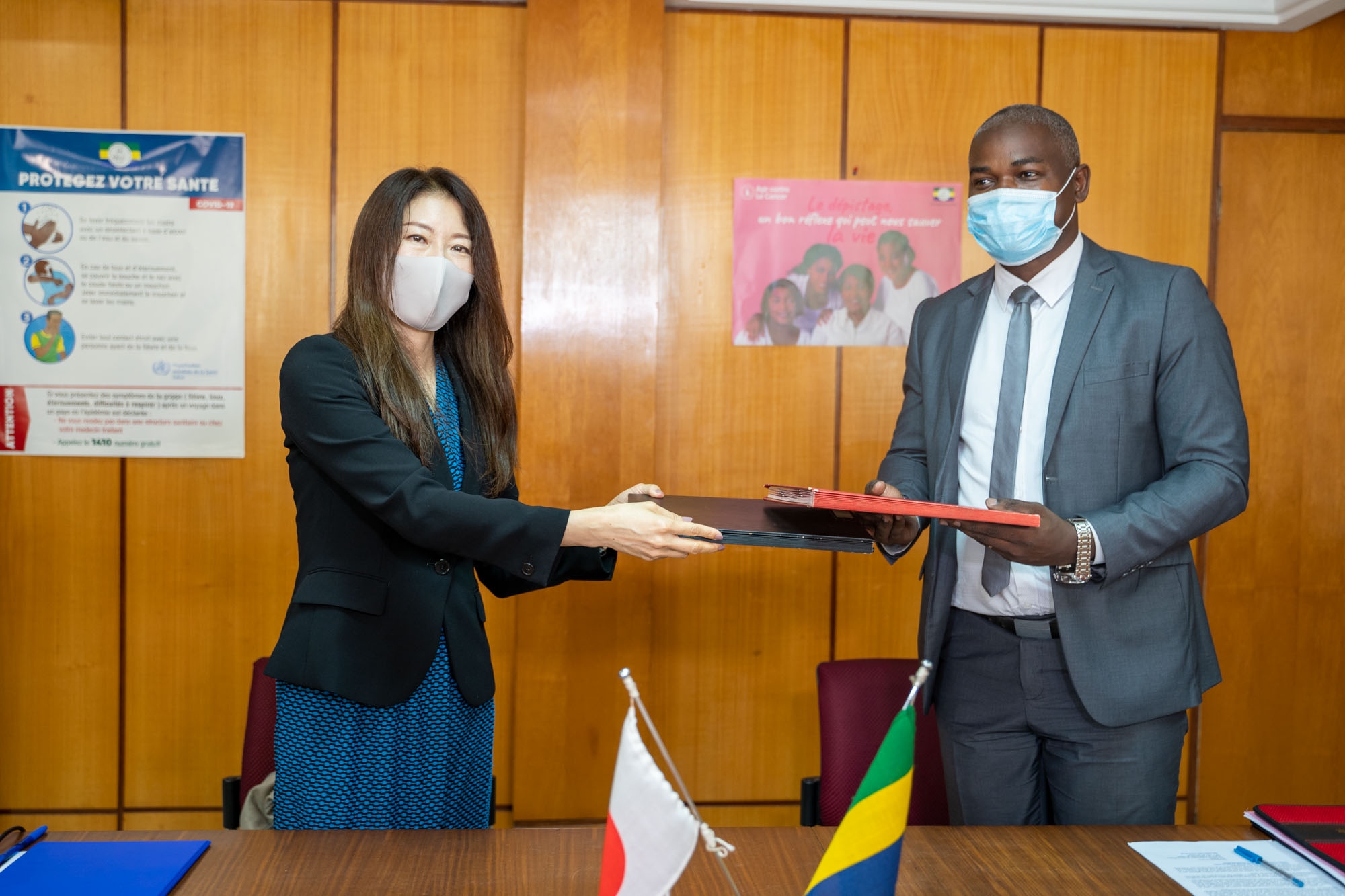 Cliquez pour agrandir Cérémonie de signature de contrat de don pour «Le Projet de construction d’un centre d’éducation préscolaire au Centre d’Accueil pour Enfants en Difficultés Sociales d’Angondjé »