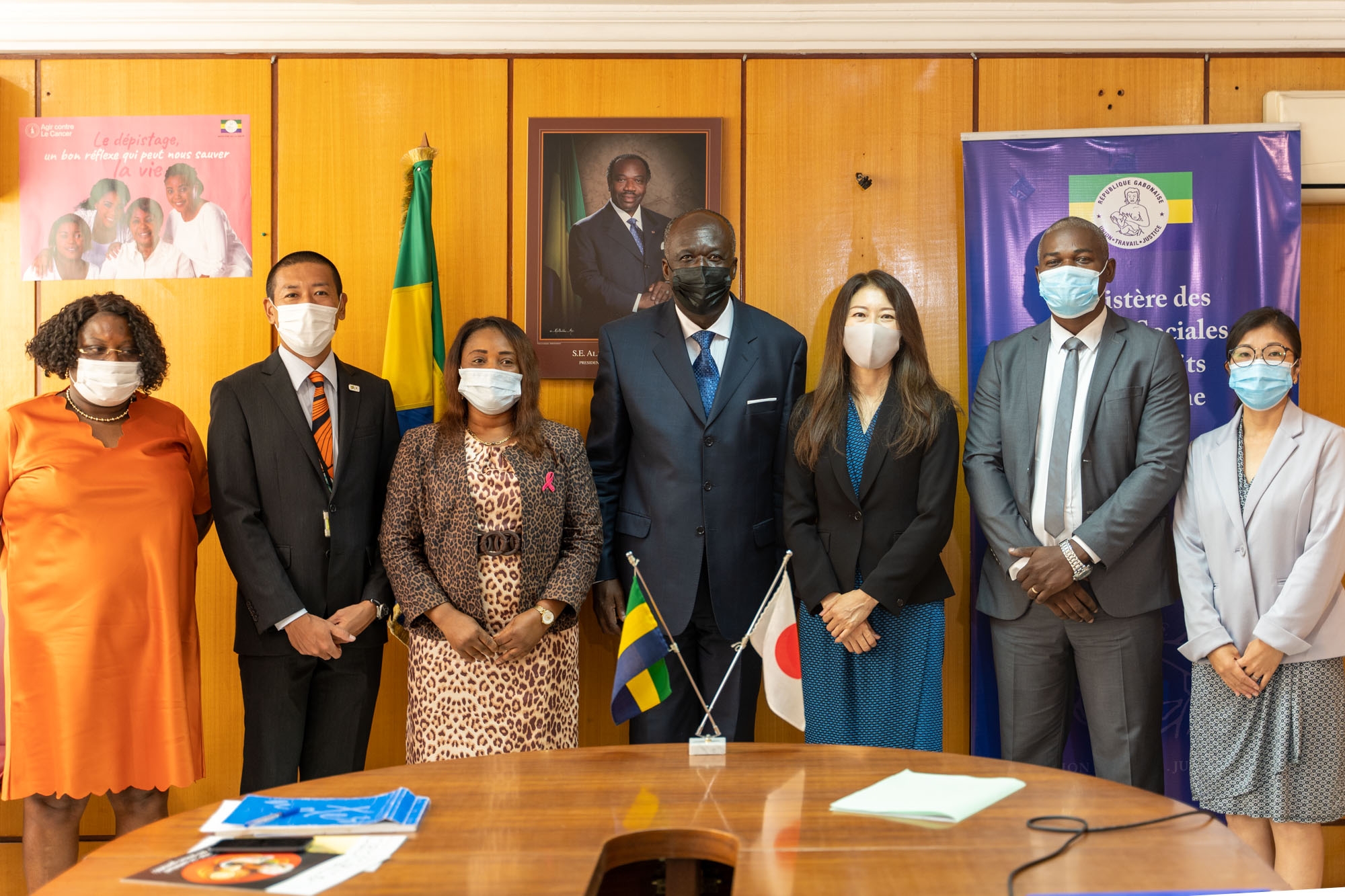 Cliquez pour agrandir Cérémonie de signature de contrat de don pour «Le Projet de construction d’un centre d’éducation préscolaire au Centre d’Accueil pour Enfants en Difficultés Sociales d’Angondjé »