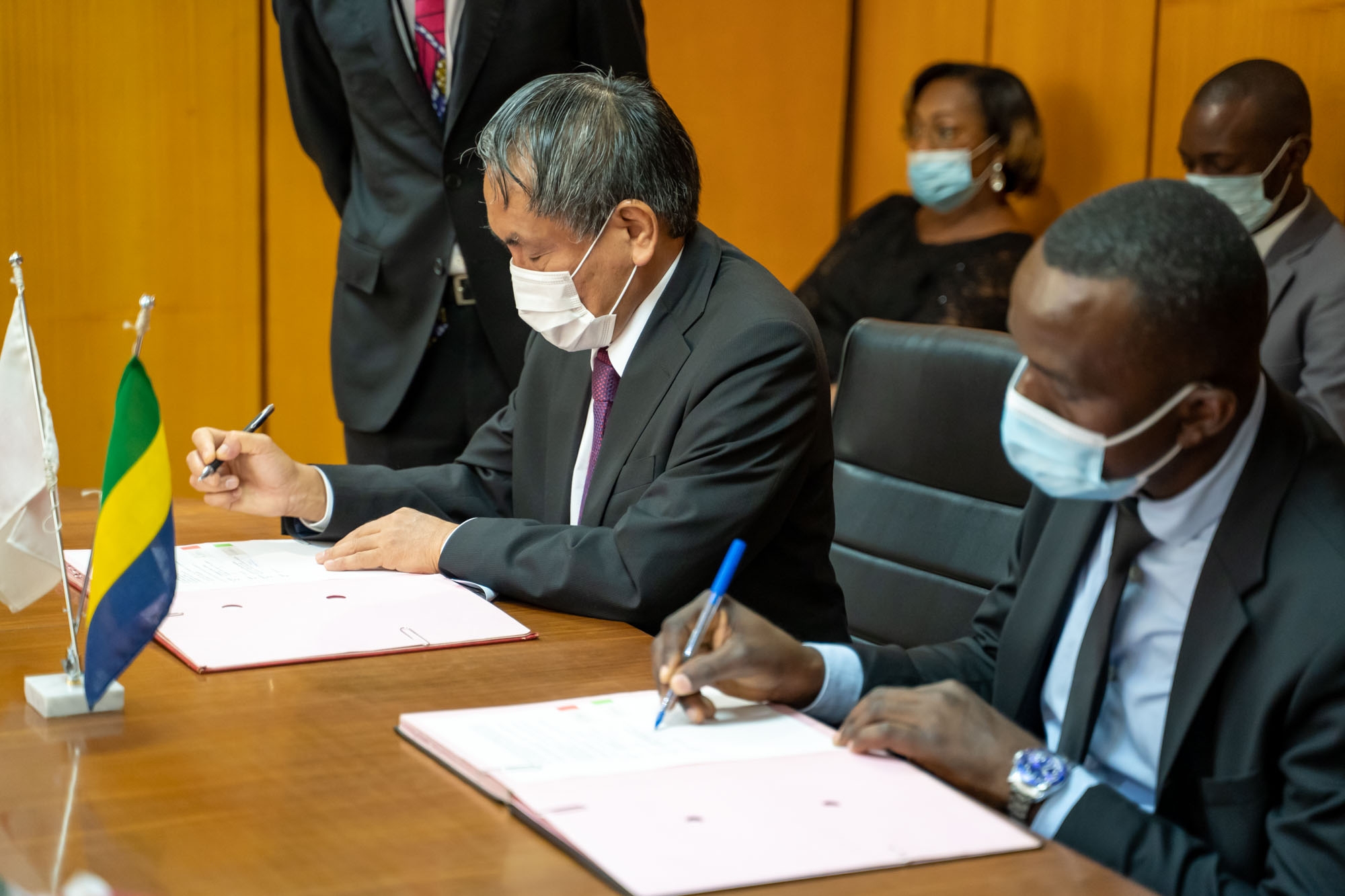 Cliquez pour agrandir Cérémonie de signature de contrat de don pour «Le Projet de la Réhabilitation du Centre Social du Bas de Gué-Gué »