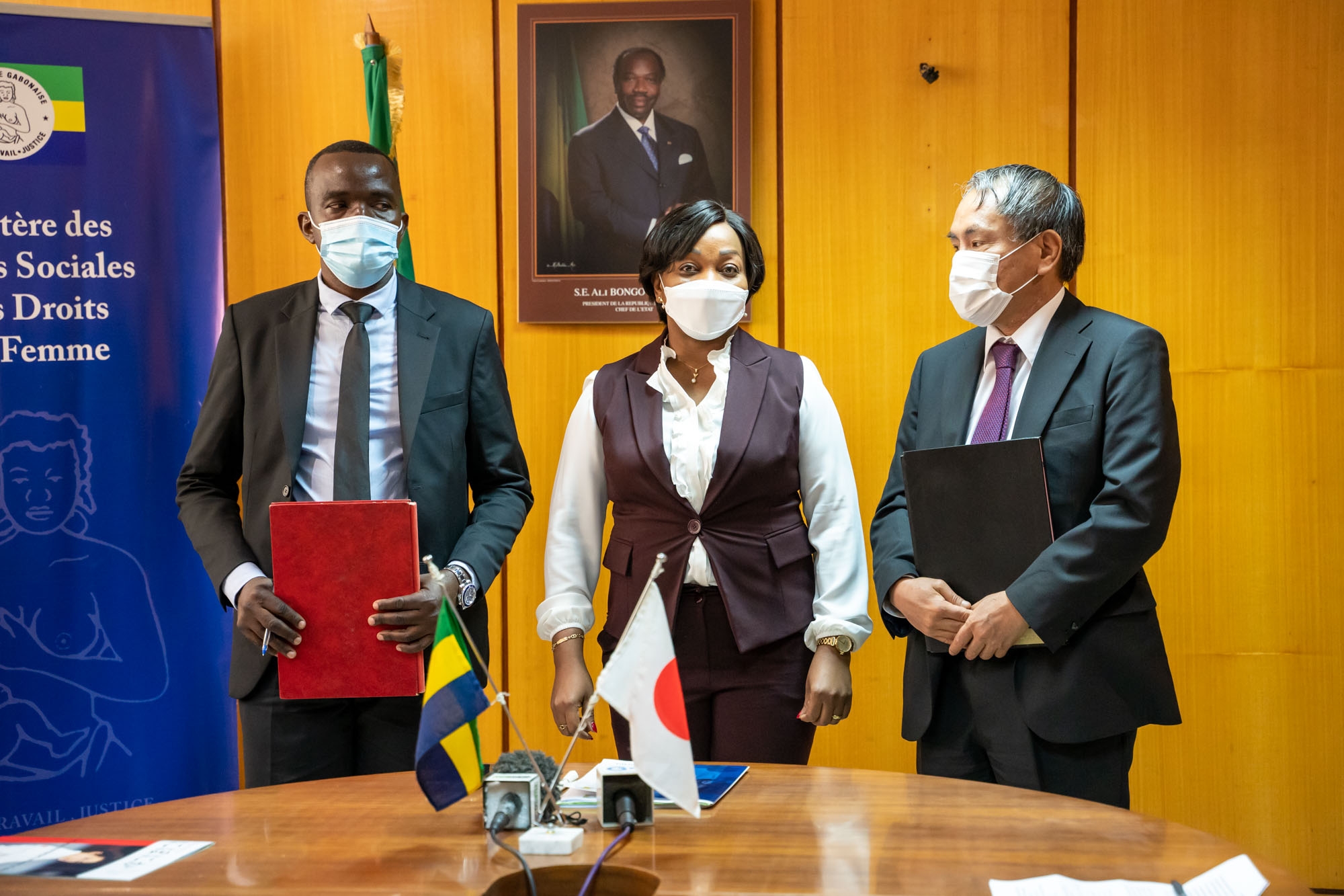 Cliquez pour agrandir Cérémonie de signature de contrat de don pour «Le Projet de la Réhabilitation du Centre Social du Bas de Gué-Gué »