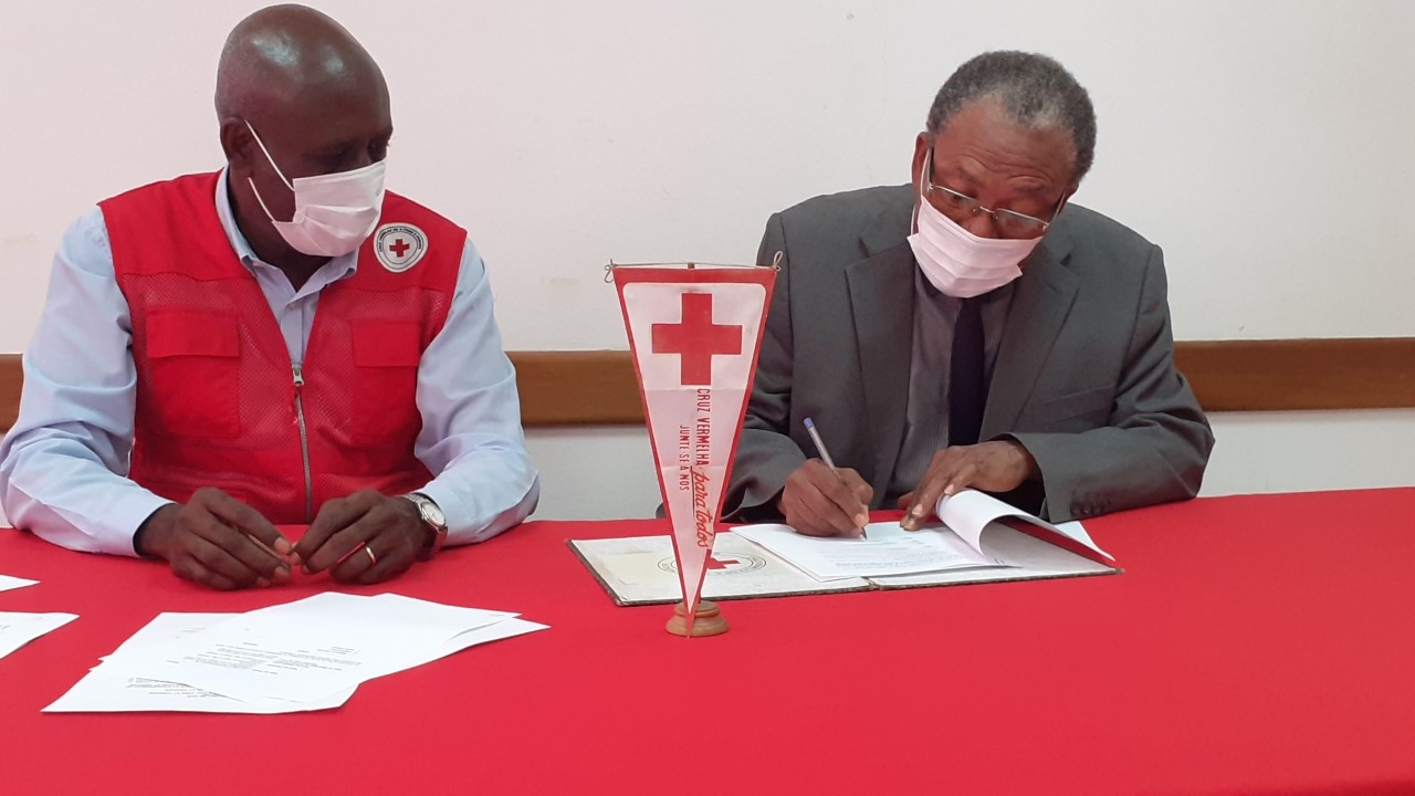 Cliquez pour agrandir Signature de contrat de don pour « Le Projet d’Agrandissement, de Réhabilitation et d’Equipement du Centre de Santé de la Croix Rouge de Sao Tomé et Principe »