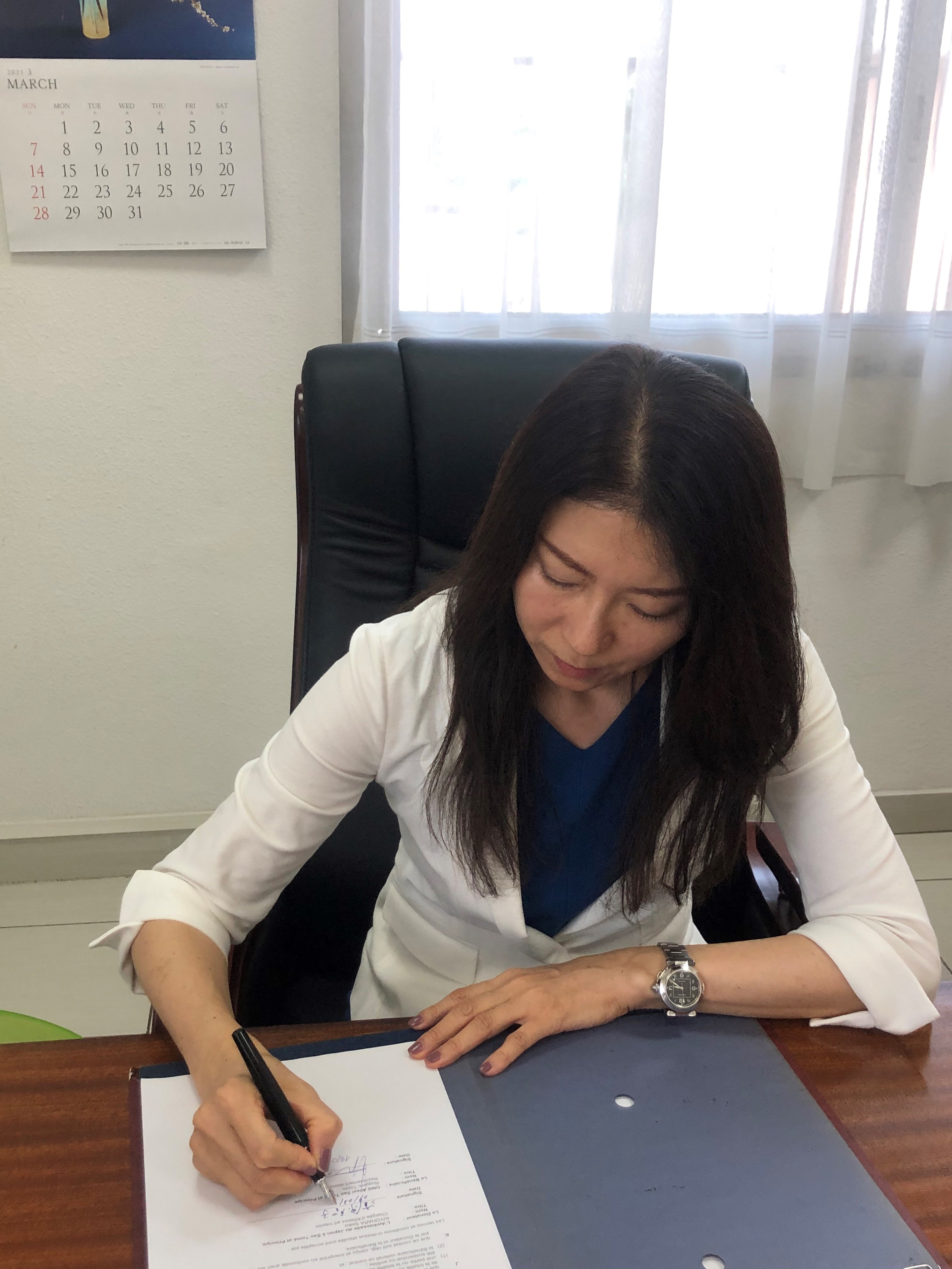 Cliquez pour agrandir Signature de contrat de don pour « Le Projet de la Construction et d’Équipement du Centre de transformation des produits forestiers non ligneux à Neves »