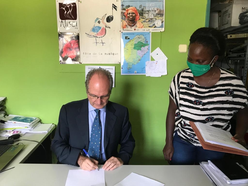 Cliquez pour agrandir Signature de contrat de don pour « Le Projet de la Construction et d’Équipement du Centre de transformation des produits forestiers non ligneux à Neves »