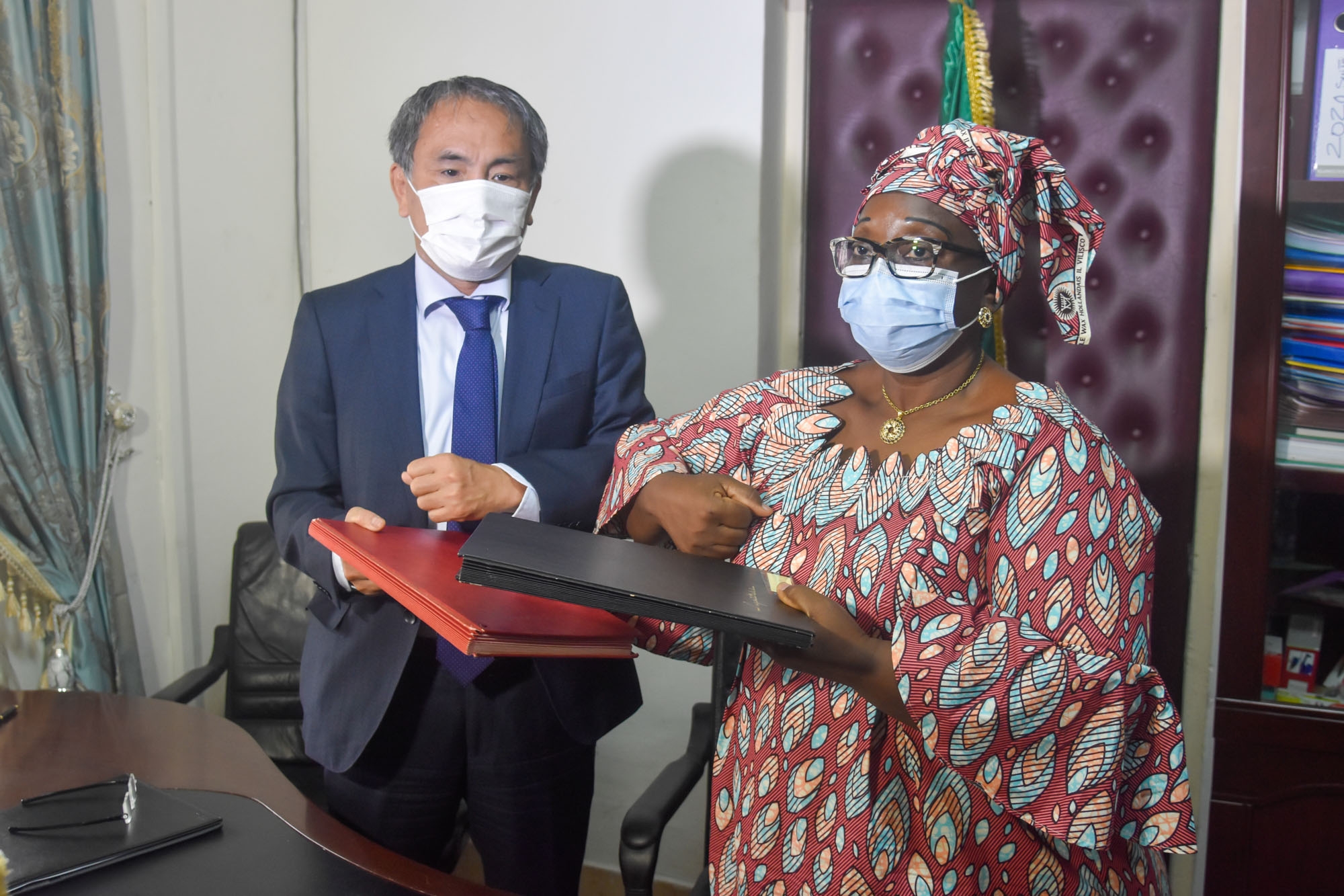 Cliquez pour agrandir Cérémonie de signature de contrat de don pour « Le projet de l’Amélioration des Équipements de l’Hôpital Spécialisé de Nkembo »