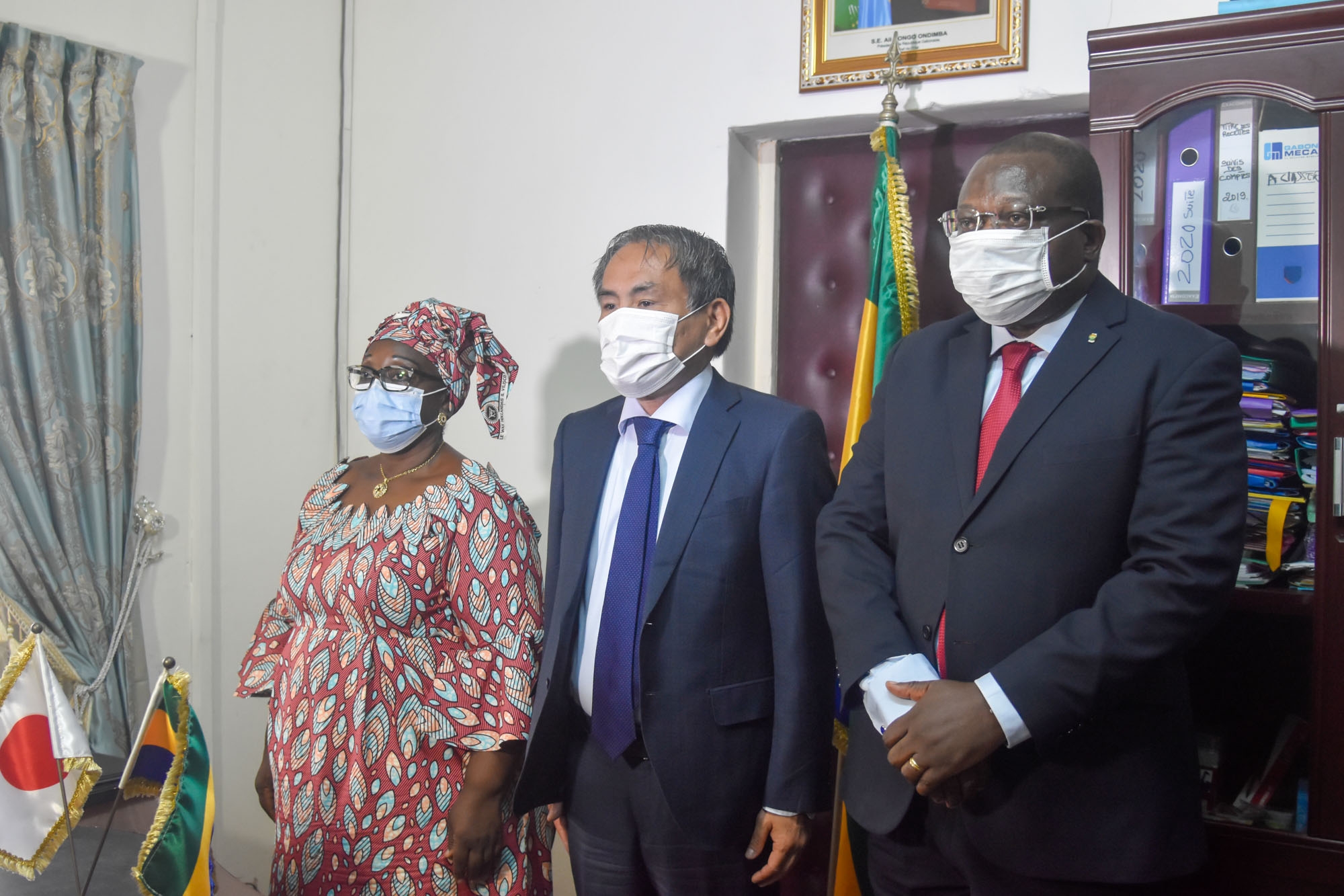 Cliquez pour agrandir Cérémonie de signature de contrat de don pour « Le projet de l’Amélioration des Équipements de l’Hôpital Spécialisé de Nkembo »