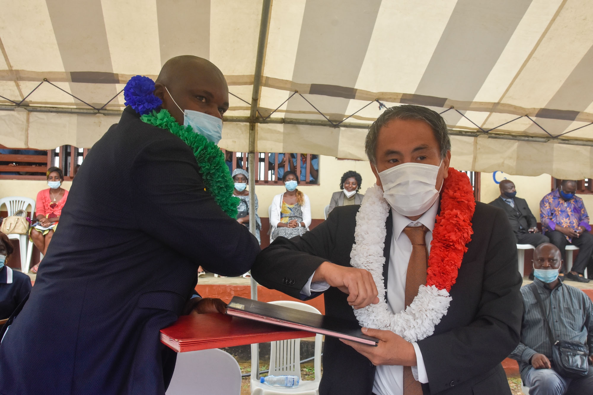 Cliquez pour agrandir Cérémonie de signature de contrat de don pour « Le Projet de la Réhabilitation de l’École Publique de Nzeng-Ayong 2