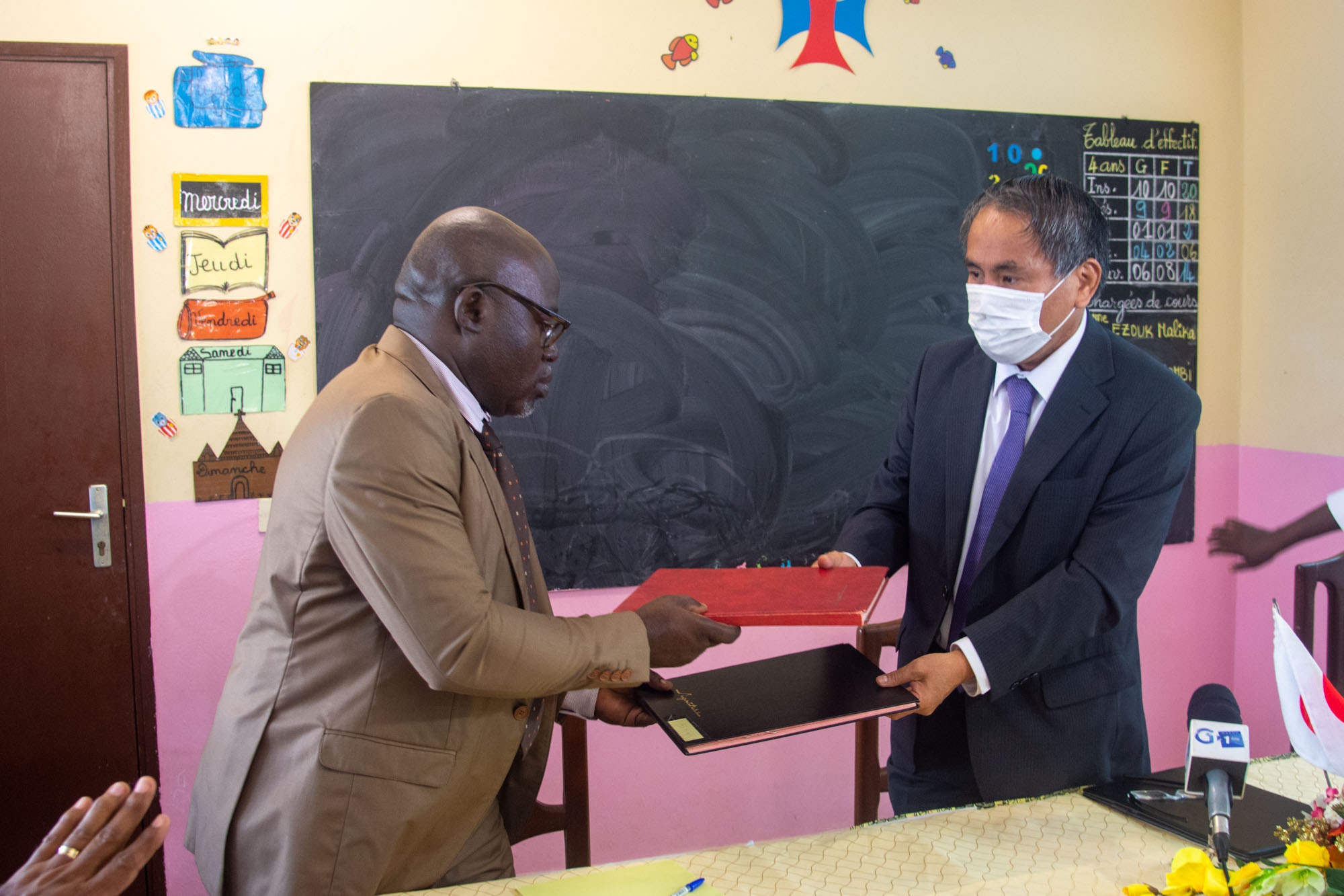 Cliquez pour agrandir Cérémonie de signature de contrat de don pour « Le Projet de la Construction du Centre de Rééducation Fonctionnelle à BIKELE »