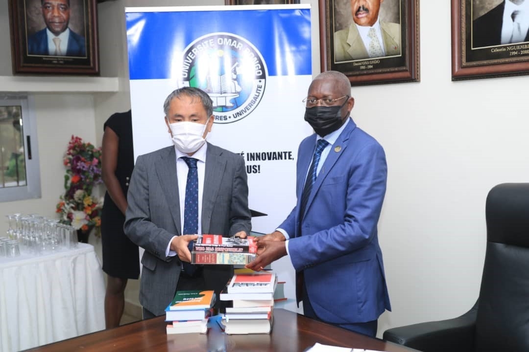 Cliquez pour agrandir Remise de don de la Nippon Foundation à la Bibliothèque universitaire centrale de l’Université Omar Bongo
