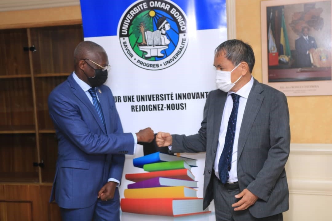 Cliquez pour agrandir Remise de don de la Nippon Foundation à la Bibliothèque universitaire centrale de l’Université Omar Bongo